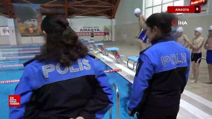Amasya'da anneler polisten yüzme kursu istedi