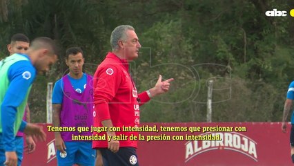 Gustavo Alfaro, a pura intensidad en el entrenamiento de la selección
