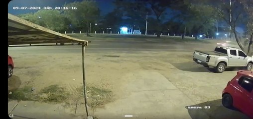 Un vehículo choca contra tres autos estacionados