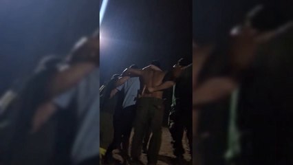 Bomberos celebran la llegada de la lluvia al Chaco, en las zonas afectadas por el incendio.
