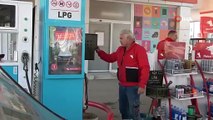 LPG pompası takılıyken hareket eden araca pompacı son anda müdahale etti