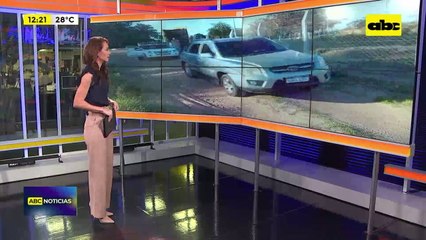 Hallan camioneta en la que huyeron asaltantes de transportador de encomiendas