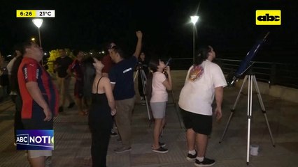 Costanera Norte: varias personas disfrutaron del eclipse parcial de la luna