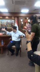 Careo entre Nenecho y Enrique Salyn Buzarquis en la Municipalidad de Asunción