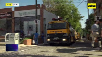Incendio en papelería en Lambaré: bomberos lograron controlar el fuego rápidamente