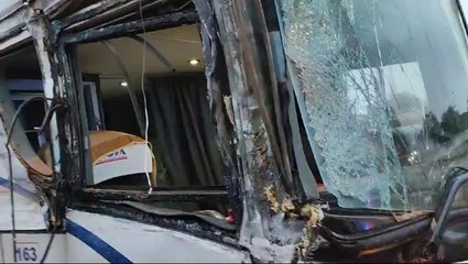 Caacupé: colectivo causó susto a pasajeros tras chocar contra un muro de contención