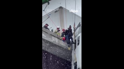 Sauvetage du chauffeur d'un camion suspendu à 30 m