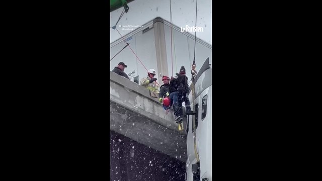 Sauvetage du chauffeur d'un camion suspendu à 30 m