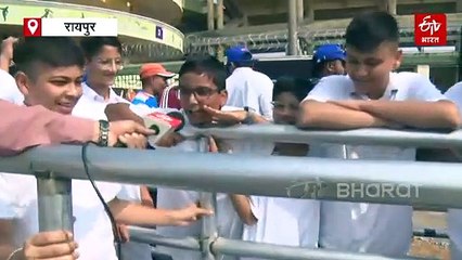 भारत साउथ अफ्रीका वनडे देखने उमड़ी भीड़, बच्चों में दिखा खास उत्साह