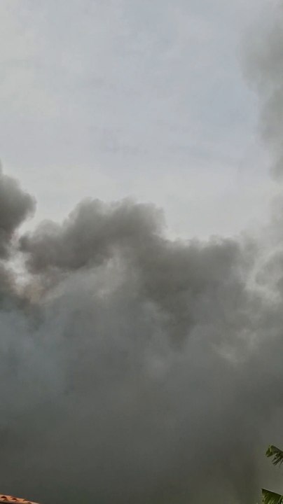 Intensa Humareda Desde La Fábrica De Pechugón En Capiatá