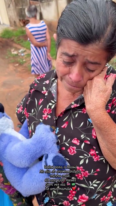 Filho imigrado em Londres volta a casa para surpreender mãe. Veja