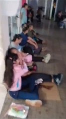 Pacientes de IPS esperan en el piso para ser atendidos