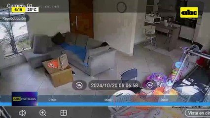 Video: Vehículo impactó contra una Video: Conductor huyó luego de chocar contra una casa: se sospecha que estaba ebrioy el conductor se dio a la fuga