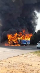 Bus arde en llamas en Patiño y fuego se extiende a pastizal