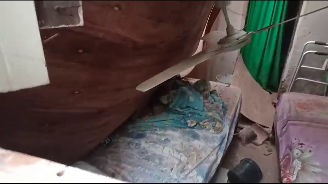 Aparatoso accidente en Paraguarí: automóvil termina incrustado por la pared de una vivienda