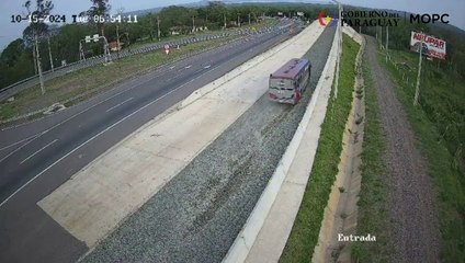 Así se salvó un colectivo en la rampa de frenado de Pedrozo