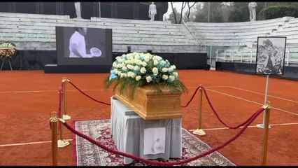 Al Foro Italico camera ardente di Pietrangeli, il feretro sul campo