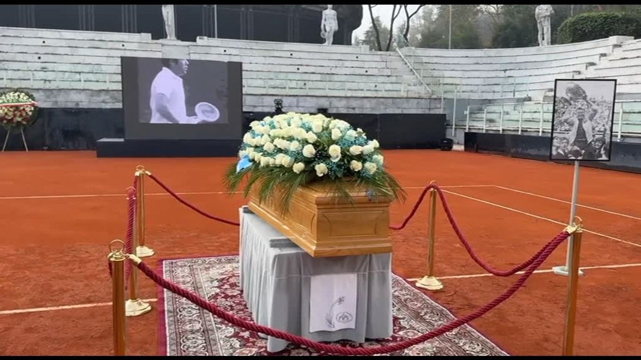 Al Foro Italico camera ardente di Pietrangeli, il feretro sul campo