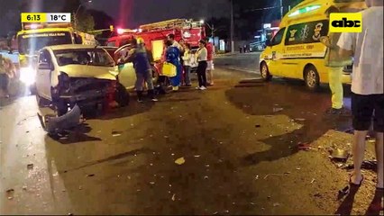 Ñemby: conductor quedó atrapado tras choque
