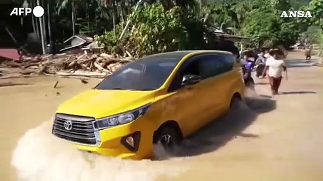 Alluvione in Indonesia, inondazioni e frane sull'isola di Sumatra