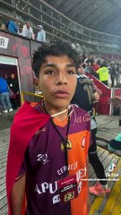 Paolo Guerrero regala su camiseta a Pol Deportes