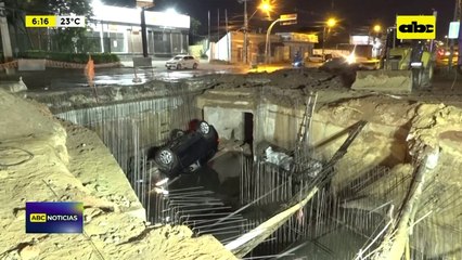 Avda. Eusebio Ayala: camioneta cayó al agua en zona de obras