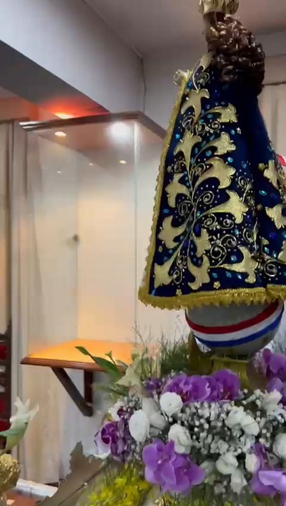 Orquídeas blancas y lilas, rosas blancas y gipsófilas en el pedestal y el anda de la imagen de la Virgen