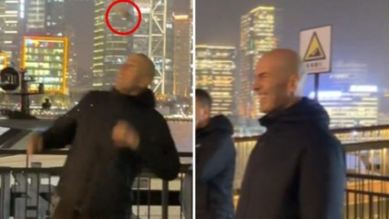 La Cina è pazza per Zidane! Eccolo mentre gioca per strada a jianzi con i passanti
