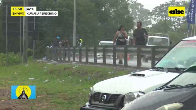 Peregrinos avanzan bajo la lluvia para llegar junto a la Virgen de Caacupé