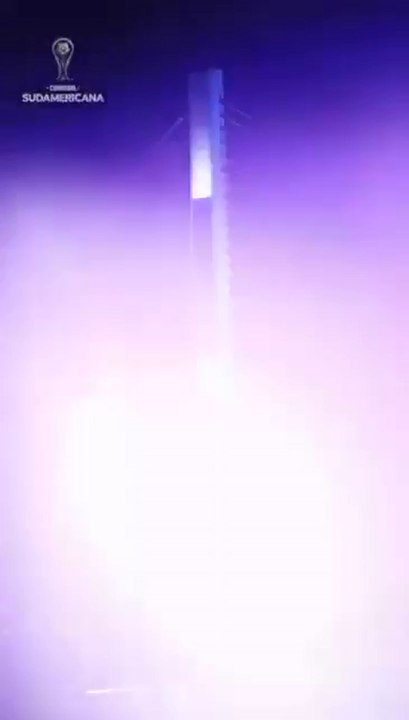 Puente Héroes del Chaco, iluminado con los colores de Racing