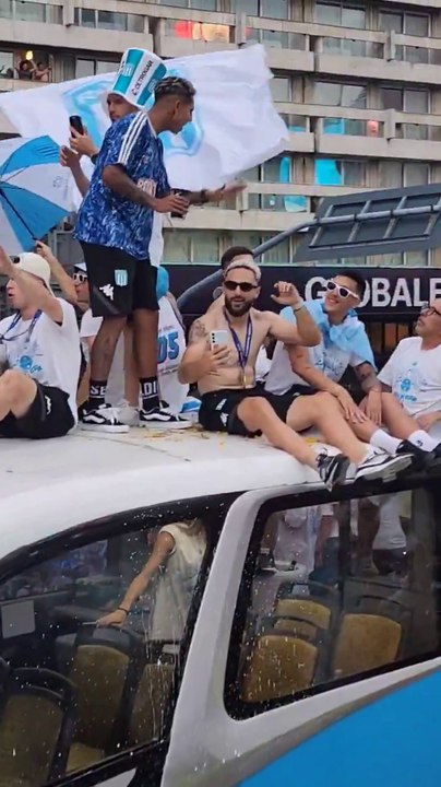 hinchas y jugadores del Racing celebraron la Copa Sudamericana en Buenos Aires