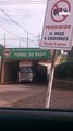 Conductor “ignora” señalizaciones de prohibición y se “tranca” con su camión en túnel