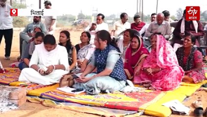 जमीन एक लेकिन दावे दो, कब्जा बताकर पार्षद दे रही धरना, महिला ने बताया पैतृक संपत्ति