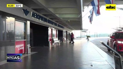 Video: Detienen a un hombre con cuatro capturas tras persecución dentro del aeropuerto