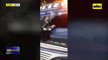 Video: Transporte público chocó contra local gastronómico sobre Calle Palma