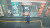 Momento en el que un joven roba picos de gas de una estación de servicio del centro de Asunción