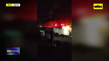 Video: Incendio arrasó por completo con una carpintería en Lambaré