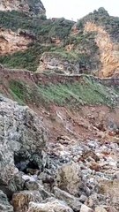 Así evacúan el agua y los lodos de la balsa de Berbes (Asturias)