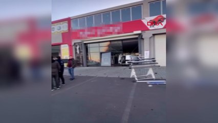 Sürücünün fren yerine gaza bastığı hafif ticari araç işyerine girdi