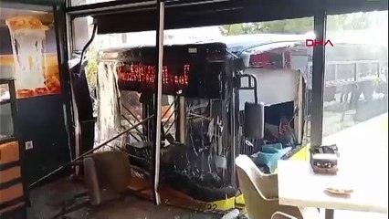 İstanbul'da İETT otobüsü kazası: Börekçiye girdi!