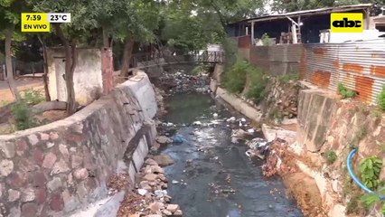 Video: El arroyo Mburicaó sigue siendo foco de contaminación