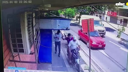 Video: ladrones en moto roban celulares a peatones distraídos en plena vereda