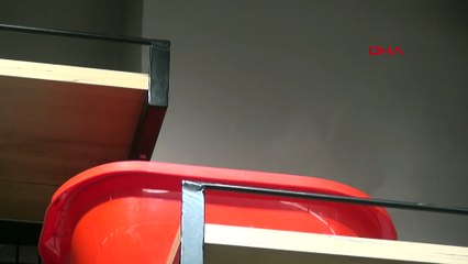 Apartmanda çöp ev alarmı: Koku ve su baskını komşuları canından usandırdı