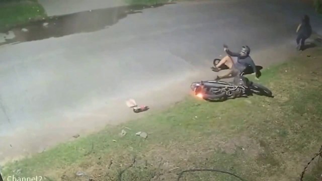 Circuito cerrado captó el momento en el que policía víctima de asalto dispara a motochorro