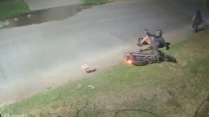 Circuito cerrado captó el momento en el que policía víctima de asalto dispara a motochorro