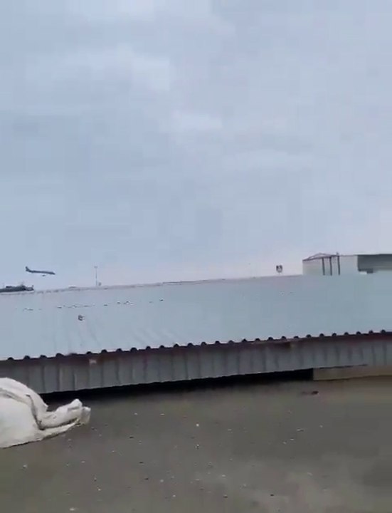 Avión de pasajeros con 74 ocupantes se estrella en Kazajistán