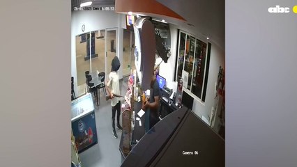 Video: cajero de estación de servicio forcejea con asaltante que ingresó con capucha y escopeta en mano