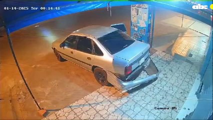 PJC: Delincuentes chocan contra puerta de una tienda y se alzan con varios artículos electrónicos