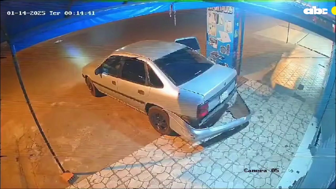 PJC: Delincuentes chocan contra puerta de una tienda y se alzan con varios artículos electrónicos