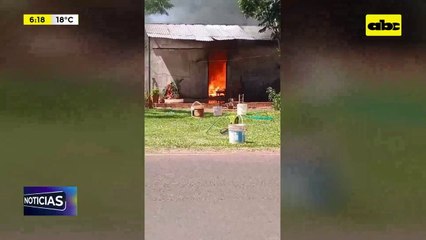 Video: Incendio arrasó con una vivienda y una familia quedó sin nada